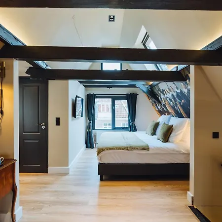 Гостевой дом Lok Historics Luxury Art-inspired Loft In Historic Centre!