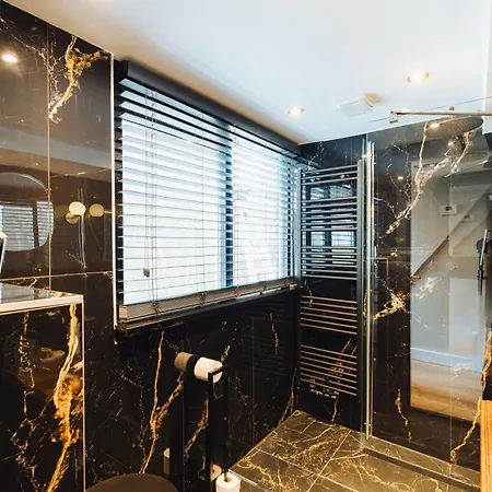 Гостевой дом Lok Historics Luxury Art-inspired Loft In Historic Centre!